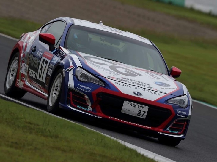 いよいよスタート！ 井口選手はスタートでフライングの裁定から、残念ながらドライブスルーペナルティー。久保選手は怒涛（どとう）の追い上げを見せ、5位でチェッカー！ なかなか抜けないといわれているこのツインリンクもてぎで、ここまでの追い上げをした久保選手の勢いは本当にすごかったです。