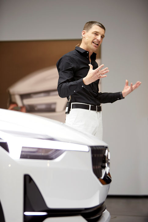 2台のプレゼンテーションを行うインゲンラート氏。