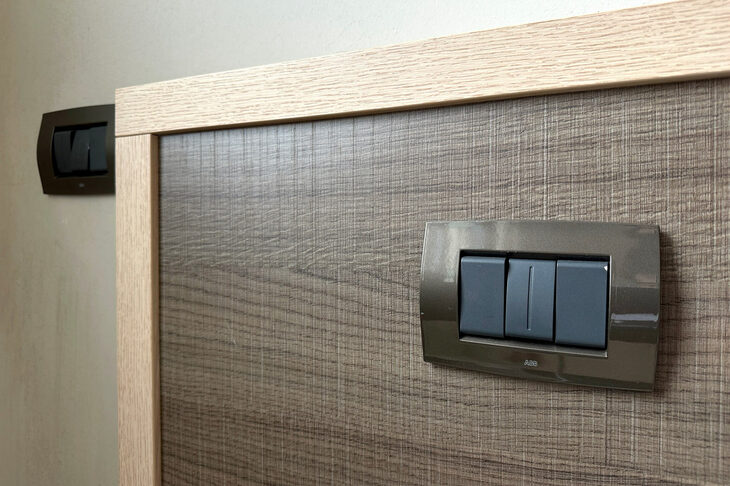 わが家の寝室のスイッチ。各種照明やブラインドのスイッチが、同じ形で並んでいる。