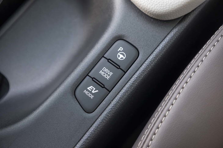 走行モードのセレクターや駐車支援システムのスイッチは、パーキングブレーキレバーのそばにレイアウトされている。