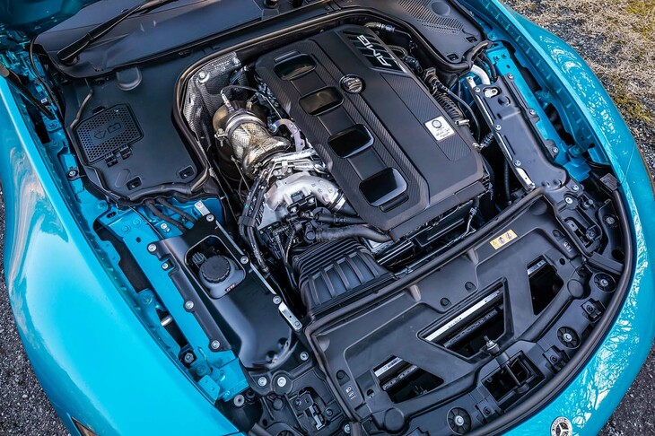 電気モーターが直接ターボの軸を駆動する「電動ターボチャージャー」で過給される2リッター直4エンジン。最高出力381PS、最大トルク480N・mを発生する。