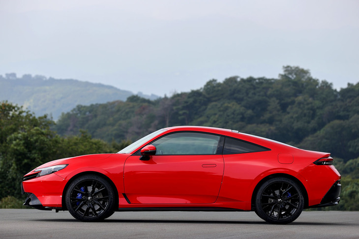 全高に占めるタイヤの割合をスポーツカーのトレンドである約50％に設定した2ドアクーペスタイルのエクステリア。ノイズを排除した伸びやかなプロポーションで、グライダーが滑空するような高揚感を表現したという。