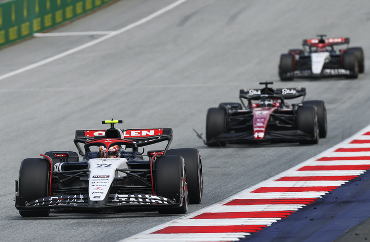 アルファタウリの角田裕毅（写真前）は19位。オーストリアGPでは2人のドライバーとも苦戦し、予選で角田は16位、僚友ニック・デ・ブリースは最後尾20位とQ1止まり。スプリントでも角田16位、デ・ブリース17位と後方から抜け出せないでいた。レースではスタートダッシュに賭けた角田がエステバン・オコンのアルピーヌと接触、大きく後退したことが痛手となってしまった。トラックリミット違反の追加ペナルティーを受け、18位から19位に降格している。デ・ブリースは17位だった。（Photo=Getty Images / Red Bull Content Pool）