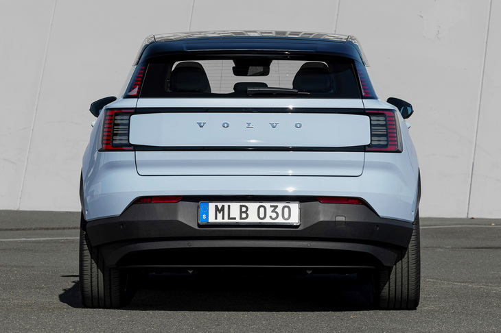 ほった「リアはフロントと比べてシンプル……というか、あえて目につくような特徴を控えめにした、という感じがありますね」