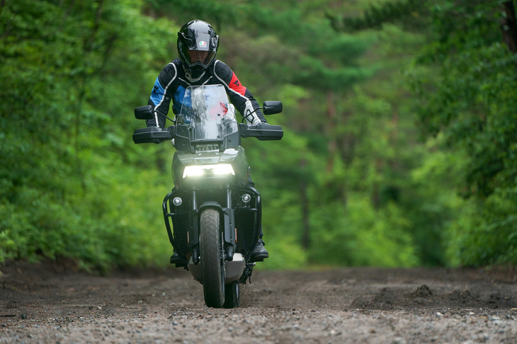 ハーレーダビッドソンは「パン アメリカ1250」の開発に際し、“ミリオンマイル”（約160万km）の走行テイストを実施。その半分は、特に過酷な自社開発のテストコースを含む、オフロードだったという。