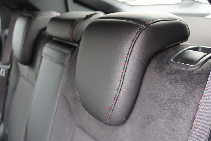 ホンダ・ヴェゼルe：HEV RS（リアシートのヘッドレスト）