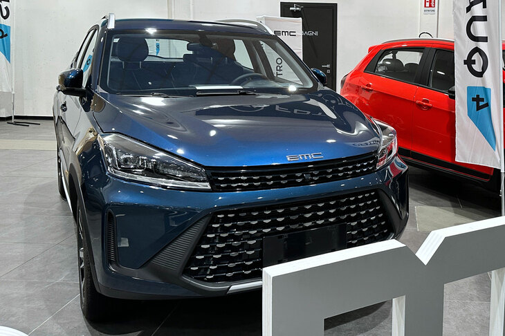 「EMC 6」は排気量1.5リッターのクロスオーバーモデル。「4」と同様、パワーユニットにはLPG併用仕様があり、トランスミッションにはCVTも選べる。