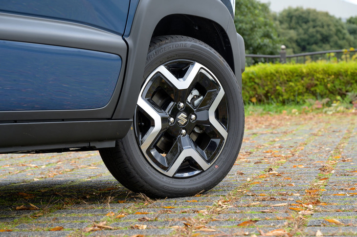 「×」の字をモチーフにした新デザインの16インチアルミホイール。タイヤサイズは175/60R16で、試乗車はブリヂストンの低燃費タイヤを装着していた。