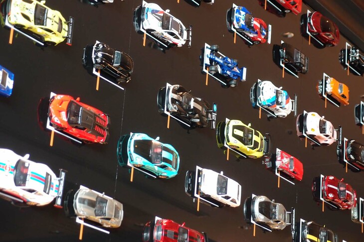 壁面に飾られたミニチュアカーは、つくりがかなりリアルなタイプ。これをさかなに、バーでの自動車談義に花が咲きそう。