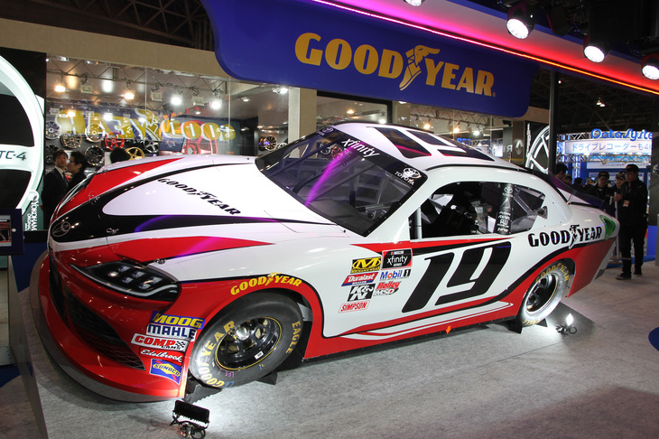 グッドイヤーが展示したNASCAR仕様の「トヨタ・スープラ」。