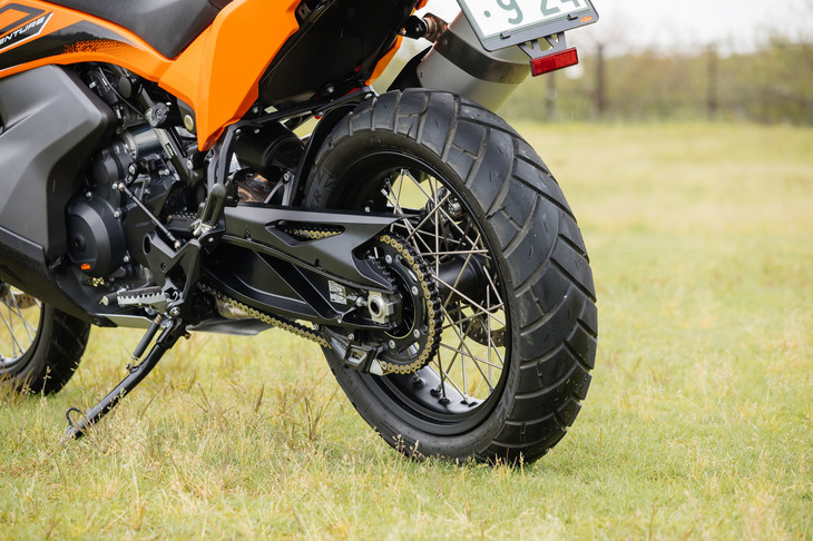 タイヤサイズはフロントが90/90-21、リアが150/70-18。エイヴォンのデュアルパーパスタイヤ「トレイルライダー」が装着されていた。