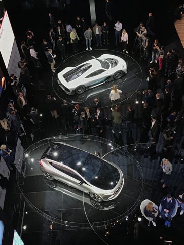 地元ドイツメーカーの強さが印象的だった、2017年のフランクフルトモーターショー。写真はメルセデス・ベンツのパビリオン上階から、「コンセプトEQA」（写真下）と「メルセデスAMGプロジェクトONE」（同上）を見下ろしているところ。注目度の高さが伝わるでしょうか。（photo：CG）