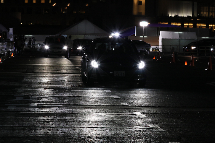 抽選で選ばれたフォルクスワーゲンオーナー100組200名を対象に開かれた「フォルクスワーゲン・ナイト・エクスペリエンス」。夜の滑走路に見立てたコースで、新車に試乗することができた。