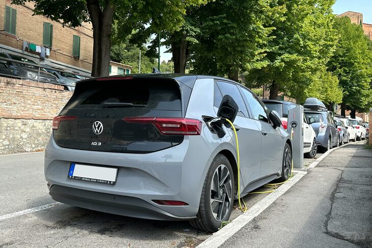 同じ「フォルクスワーゲンID.3」の後ろ姿。