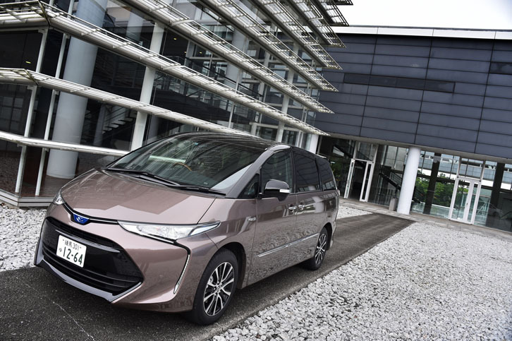 テスト車のボディーカラーは、ブラック×ダークシェリーマイカメタリック。全色に、小さなすり傷を自己修復するクリア塗装「セルフリストアリングコート」が採用されている。