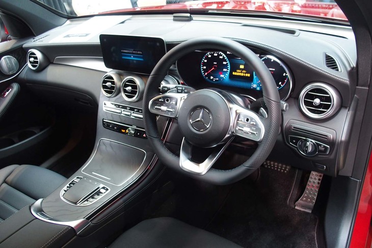 「GLC220d 4MATIC」（アクセサリー装着車）のインストゥルメントパネル。