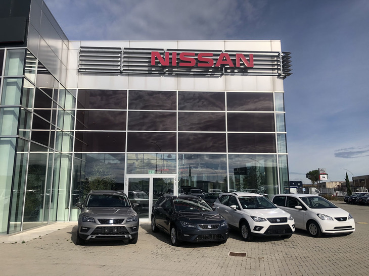 イタリア・シエナで。セアト車が日産販売店の前にずらり。