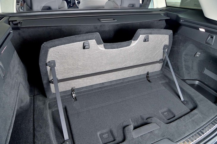 荷室のフロアに備わる折りたたみ式ボード。積載する荷物が少ないときは、これを立ち上げて荷物を安定させる。