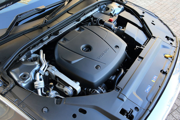 「S90 T6 AWD インスクリプション」の2リッター直4エンジン。ターボとスーパーチャージャー、2つの過給機で燃焼の効率化が図られる。