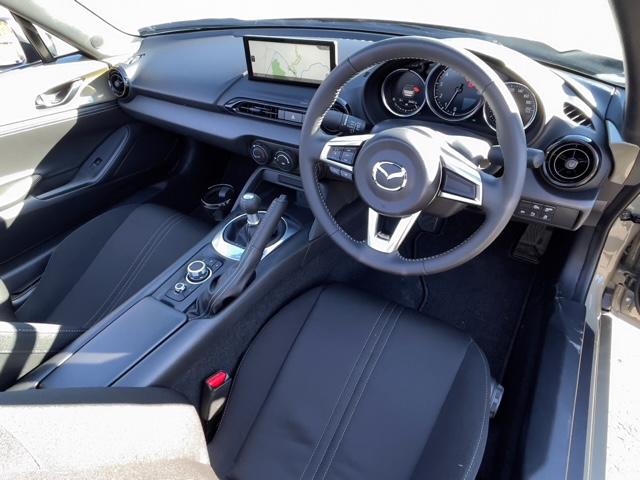 新たに8.8インチのセンターディスプレイを搭載。コネクテッドサービスにも対応している。