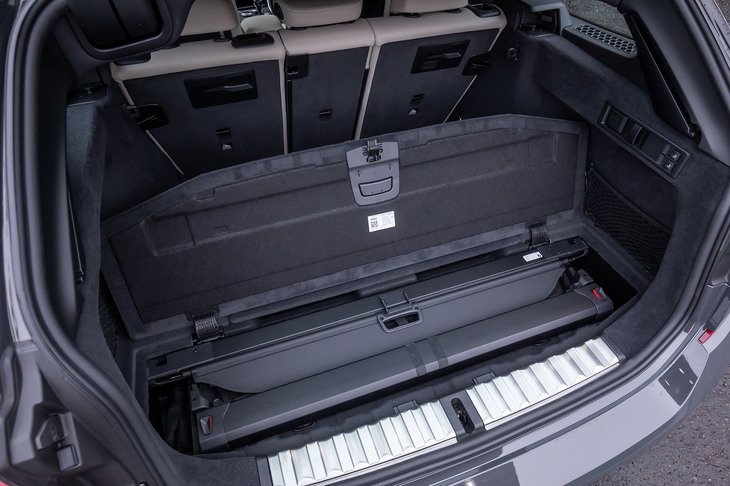 荷室床下に設けられた手前のサブトランク（奥にもサブトランクを設置）に、取り外したトノカバーがピッタリと収まるようになっている。