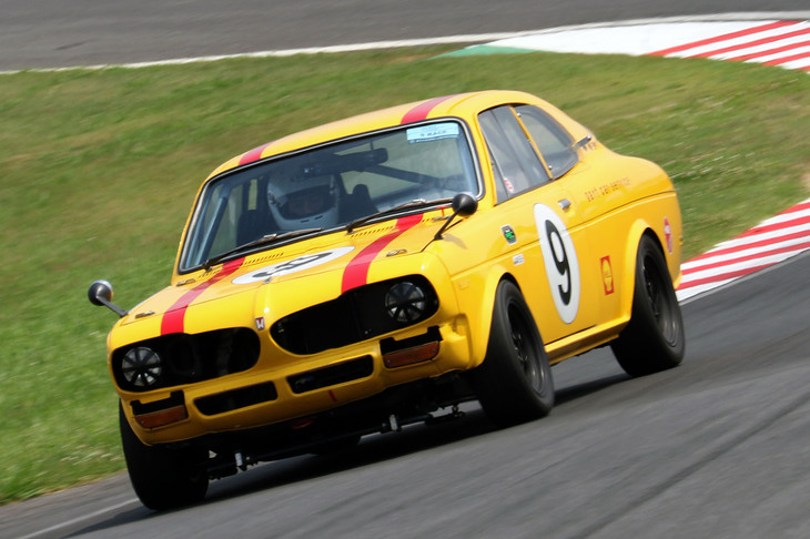 Sレース予選での「ホンダ1300クーペ」。チューニングパーツどころか純正部品でさえ入手困難であろうクルマで参戦する心意気に拍手。