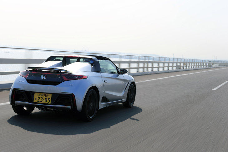 今回は、高速道路を主体におよそ260kmの距離を試乗。燃費は満タン法で14.1km/リッター、車載の燃費計で15.3km/リッターを記録した。