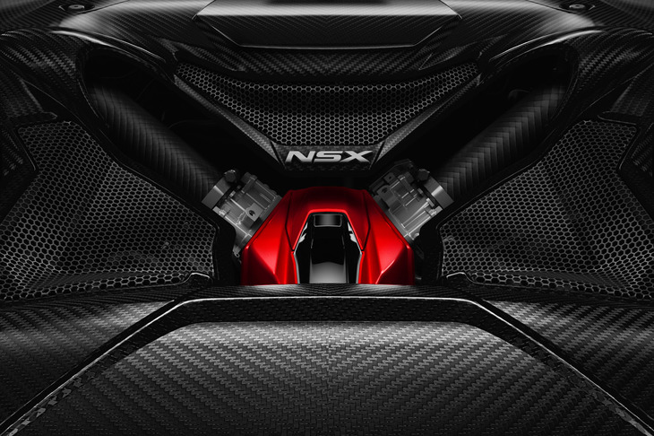 リアミドに搭載される3.5リッターV6ツインターボエンジンは、最高出力529PS、最大トルク600N・mを発生。標準モデルよりもパワーが22PS、トルクが50N・mアップし、システム最高出力は610PS、同最大トルクは667N・mとなった。