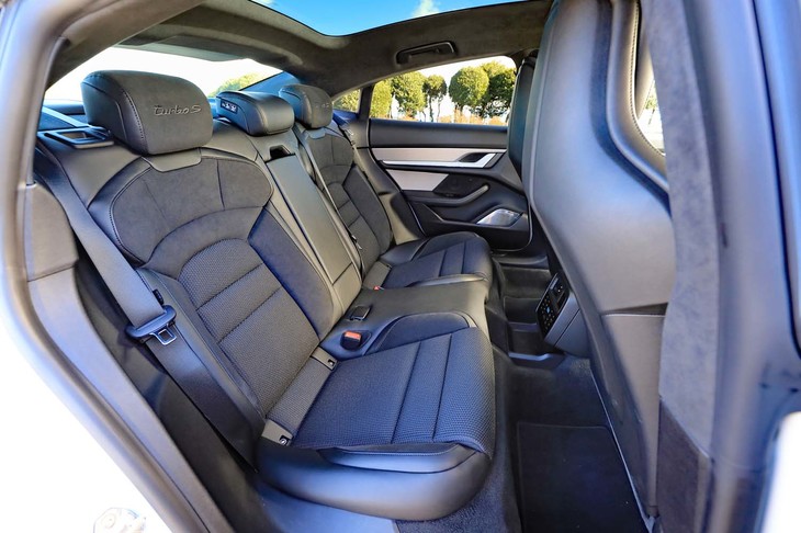 駆動用リチウムイオンバッテリーはリアシートの足元部分を避けてフロア下に搭載されている。