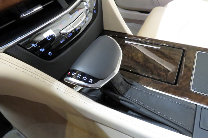 8段ATのシフトセレクター。「CT6」にはシフトパドルが装備されており、手動での変速も可能。