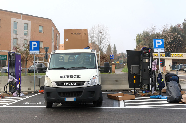 EV用充電器の設置は、民間の電力会社によって進められているが……。2023年1月にシエナで撮影。