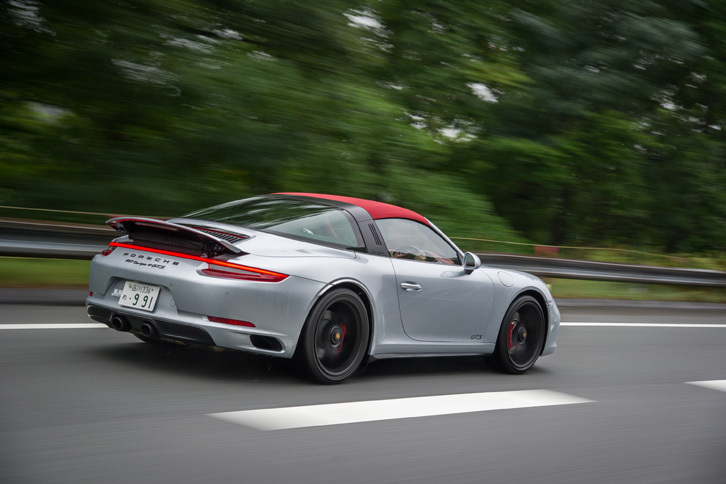 0-100km/h加速は3.7秒という動力性能を備える「911タルガ4 GTS」。リアスポイラーは可動式で、車速に応じて自動で作動するほか、ドライバーが任意で操作することもできる。