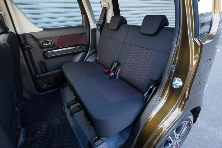 リアシートは最大で160mmスライドさせることが可能。