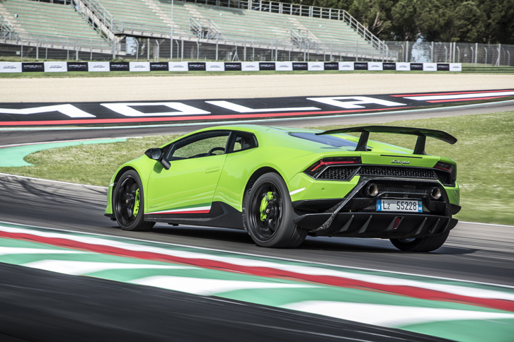 5.2リッターV10エンジンの最高出力は640psに達する。かつての「ガヤルド スーパーレッジェーラ」のような軽量化はもとより、空力や吸排気系も含めて進化を果たした「ペルフォルマンテ」は、「ランボルギーニ・ウラカン」の新たな一歩だ。（photo：Lamborghini）