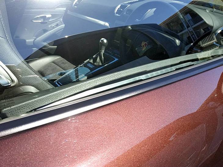 10月にはドアトリムが左右同時に剝がれてしまった。