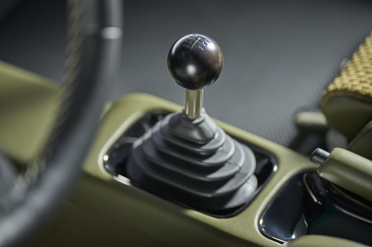 トランスミッションは5段MTがスタンダードながら、ほとんどの顧客が993型後期用の6段MTを選ぶという。ティプトロニック仕様を望む人は相談してほしいとのこと。