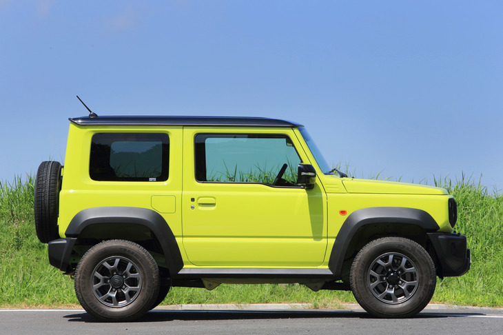 「ジムニーシエラ」のサイドビュー。ボディーの厚みに対してややグラスエリアは薄めで、ミラー付近でドアウィンドウの下端を一段下げて前側方の視界を確保している。（写真＝荒川正幸）