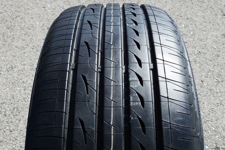 タイヤのしっかり感には、新しいトレッドパターンも寄与。従来品では2本のグルーブ（太い溝）とつながっていた消音器（溝で生じる音を低減するために設けられた、溝と細い枝でつながった穴）を、片方の溝としかつながっていない「シングルブランチ型消音器」に変更することでリブの分断を減らし、トレッド面の剛性を高めているのだ。