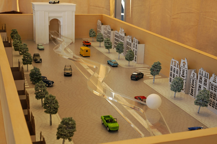 ミニゲームその2はハンドバランスドボール。手前の棒を持ち上げてピンポン玉を転がし、ワインディングロードを渡って奥の凱旋（がいせん）門にたどり着けば成功。