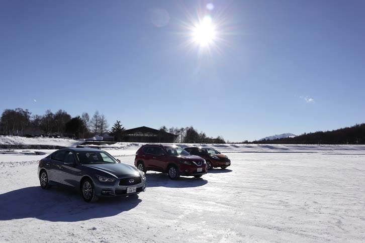 スキッドパッド走行用に用意された3台。手前から「スカイライン200GT-tタイプP」「エクストレイル20Xt」「リーフ30G」。