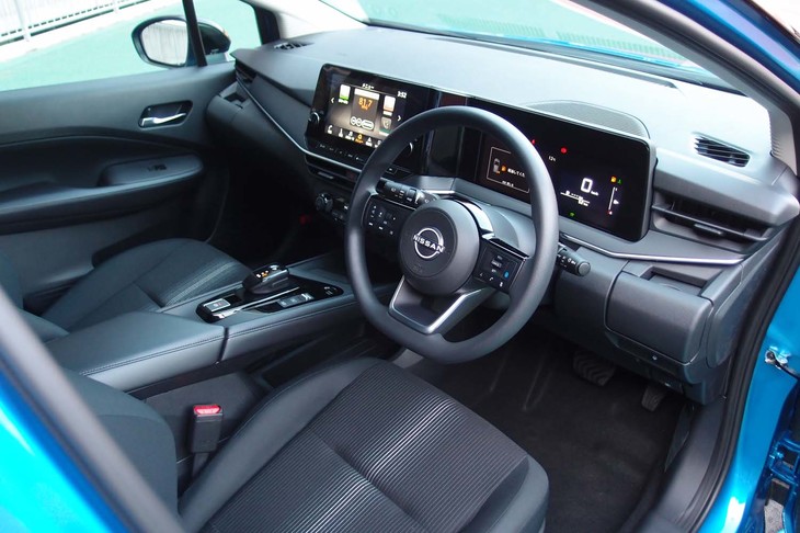 シンプルなデザインのインテリア。ダッシュボード手前に広がる大きな液晶ディスプレイが目を引く。