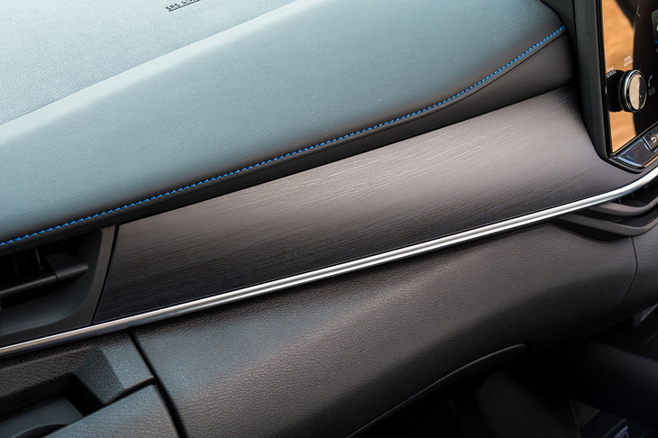 ダッシュボードはレザー調素材とウッド調パネルを使ったぜいたくな仕立てだ。