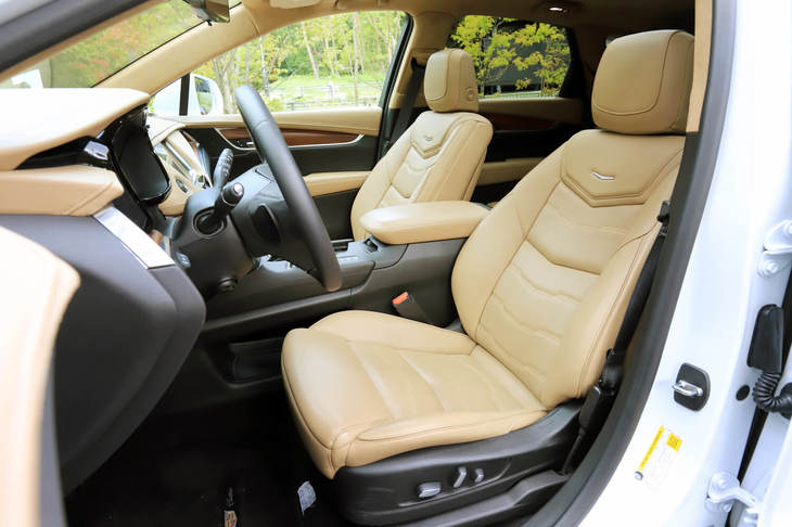 「プラチナム」に装備されるセミアニリンフルレザーシート。前後席ともにヒーターが内蔵されるほか、前席にはベンチレーション機能も備えられている。