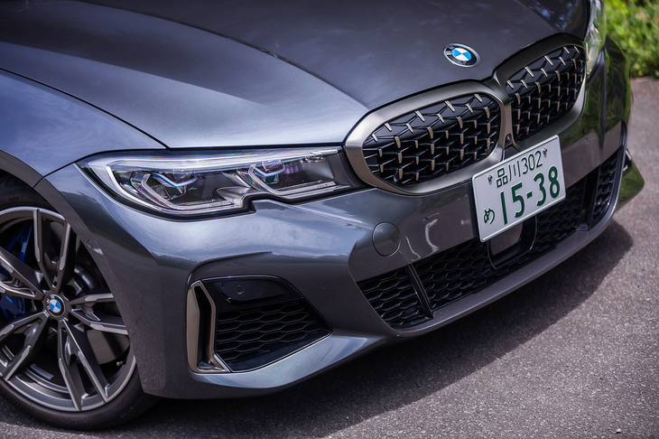 「アクティブエアストリーム」と呼ばれるエンジンルーム内への空気の流入を制御するシャッター式キドニーグリルを採用。「M340i xDrive」では、同グリルのフレーム部分がセリウムグレーメタリック色となる。