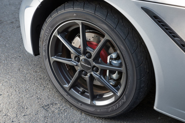 「S660モデューロX」に装着されるステルスブラック塗装の8スポークアルミホイール。モデューロの歴史は、1994年にリリースされたアルミホイールのブランドを起源としている。