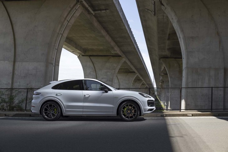 「ポルシェ・カイエン クーペ」のプラグインハイブリッドモデルは、2019年9月に国内導入が発表された。今回試乗した3リッターV6モデルのほかに、よりパワフルな4リッターV8モデルもラインナップされている。