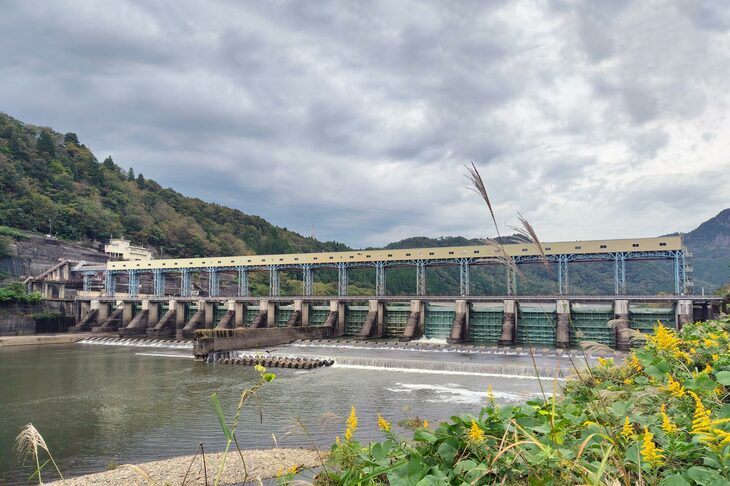 国道49号線をちょいとそれて、揚川ダムも拝見。堤高は高くないが、ズラリと並ぶ15門のゲートが壮観。