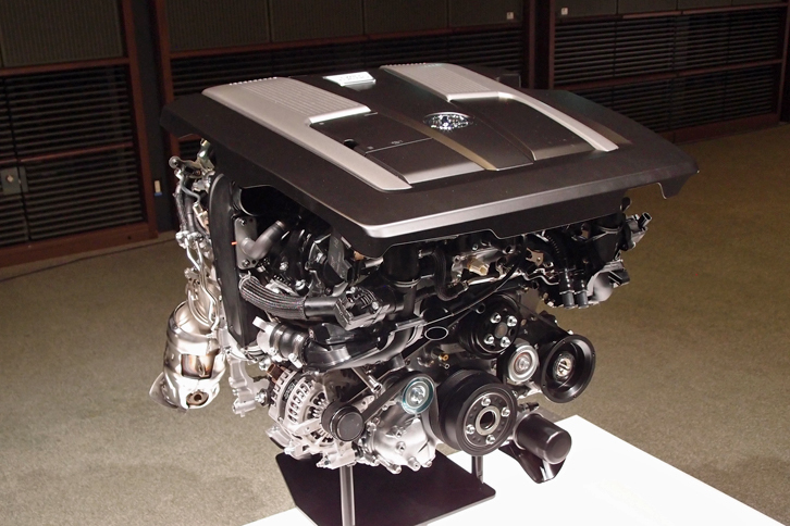 ガソリンエンジン車は、ハイブリッド車よりも遅れて発売される見込み。披露会では、3.5リッターV6ターボエンジン（写真）と10段ATが展示された。