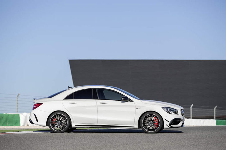 「メルセデスAMG CLA45 4MATIC」（AMGエアロダイナミックパッケージ装着車）。