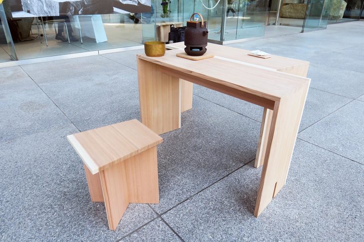 「ジムニー」のビスポークカーに合わせて製作されたテーブルセット。